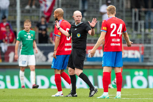 Helsingborgs Emil Hellman i diskussion med Domare Per Melin