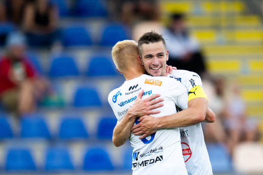 Värnamos Viktor Bergh och Oscar Johansson  jublar