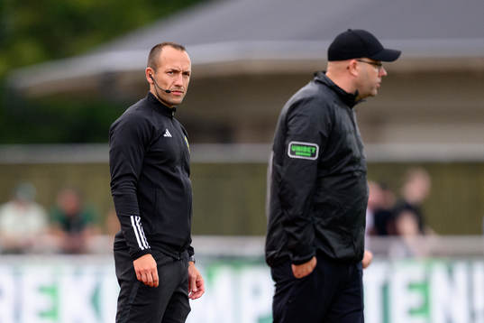 Fjärdedomare Kaspar Sjöberg och tränare Martin Skogman