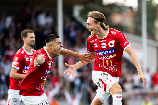 Degerfors Gustav Granath jublar med lagkamrater