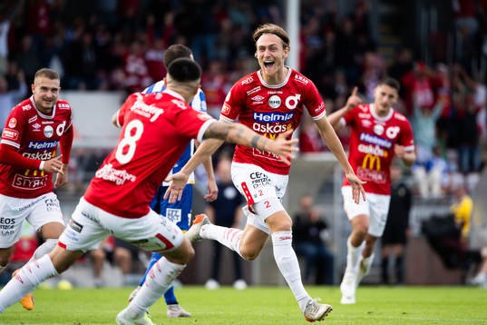 Degerfors Gustav Granath jublar med lagkamrater