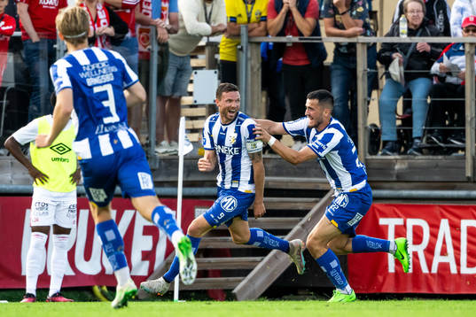 Degerfors Gustav Lindgren och Justin Salmon jublar