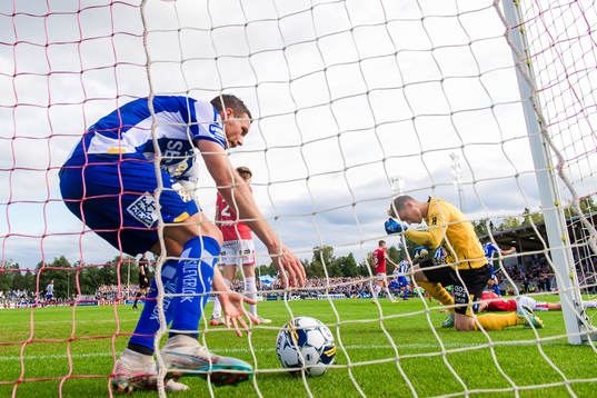 IFK Göteborgs Marcus Berg hämtar bollen i mål