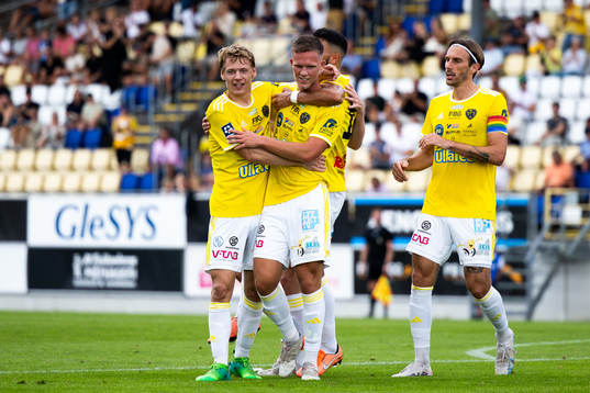 Falkenbergs Tim Stålheden jublar med Melker Nilsson och