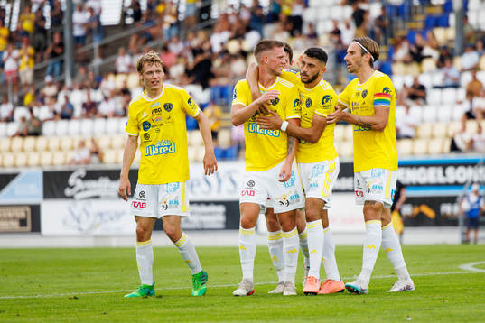 Falkenbergs Tim Stålheden jublar med laget