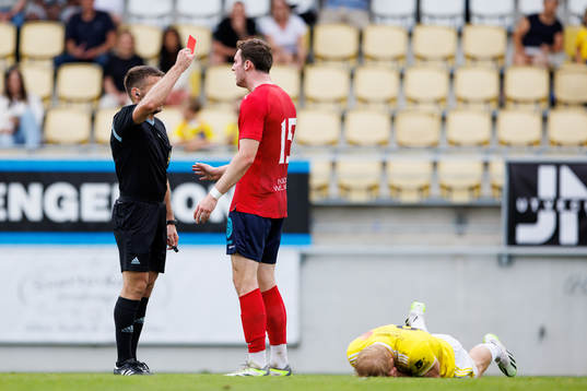 Vänersborgs Declan Watters får rött kort av domare Jovan