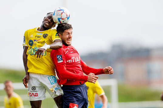 Falkenbergs Godwin Aguda och Vänersborgs Valon Gashi