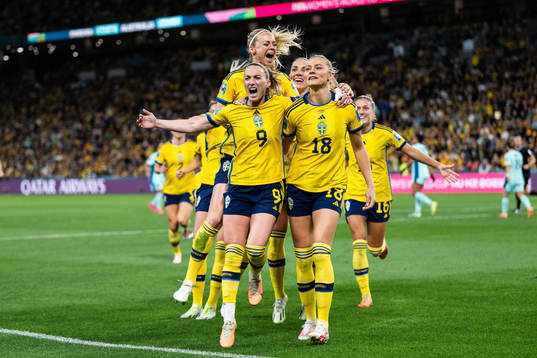 Fridolina Rolfö of Sweden celebrates with Kosovare Asllani