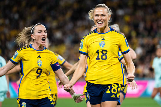 Fridolina Rolfö of Sweden celebrates with Kosovare Asllani