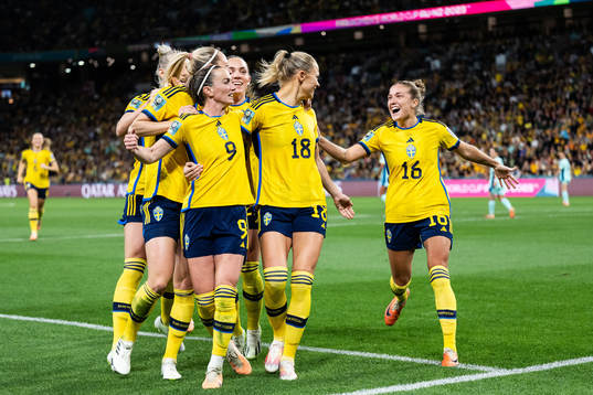 Fridolina Rolfö of Sweden celebrates with Kosovare Asllani