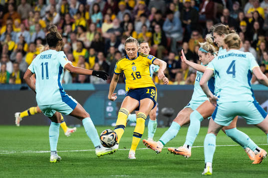 Fridolina Rolfö of Sweden and Ellie Carpenter of Australia