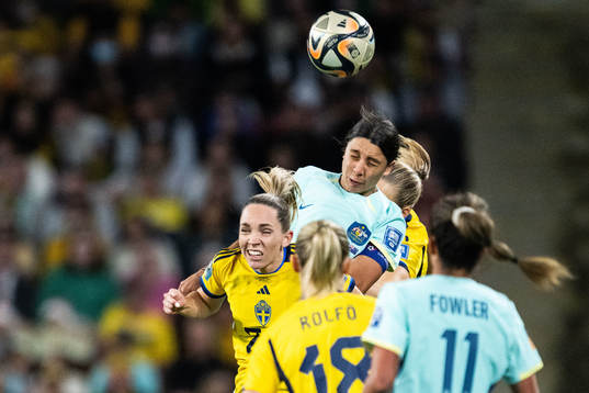 Elin Rubensson of Sweden and Sam Kerr of Australia
