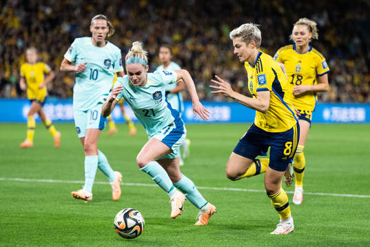 Ellie Carpenter of Australia and Lina Hurtig of Sweden