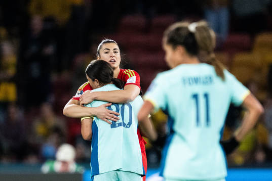 Goalkeeper Zecira Musovic of Sweden and Sam Kerr of