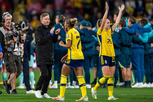 Head coach Peter Gerhardsson, Madelen Janogy and Elin