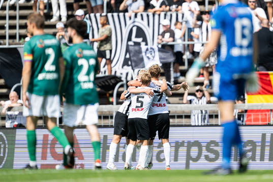 Landskronas David Edvardsson jublar med lagkamrater