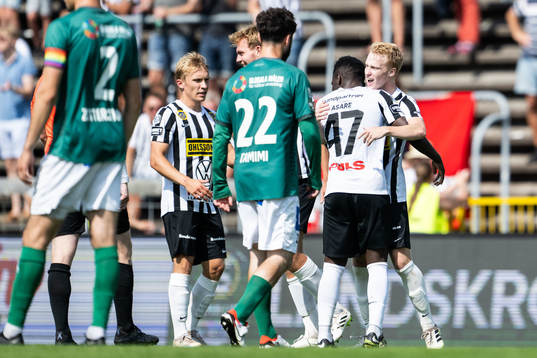 Landskronas David Edvardsson och Kofi Asare jublar