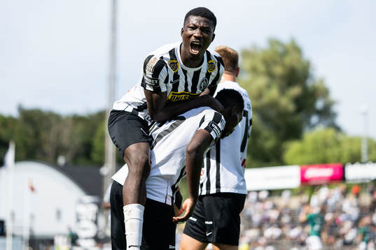 Landskronas Kofi Asare och Ousmane Diawara jublar