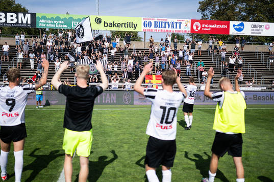 Landskronas spelare jublar med supportrar