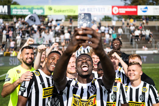 Landskronas Ousmane Diawara jublar med lagkamrater