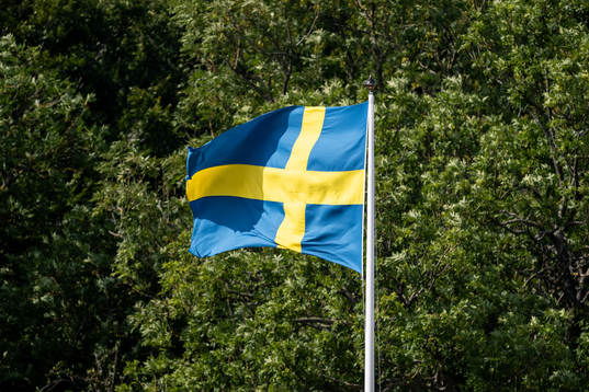 Svenska flaggan vajar i vinden