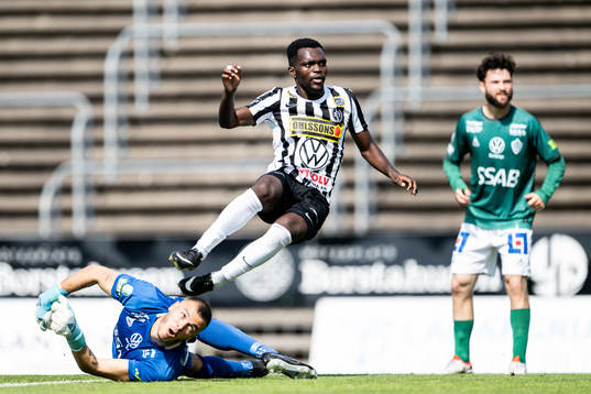 Landskronas Kofi Asare gör 2-0 bakom Brages målvakt Andre