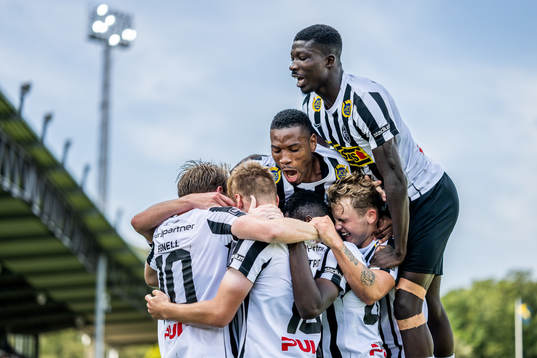 Landskronas Jesper Strid jublar med lagkamrater