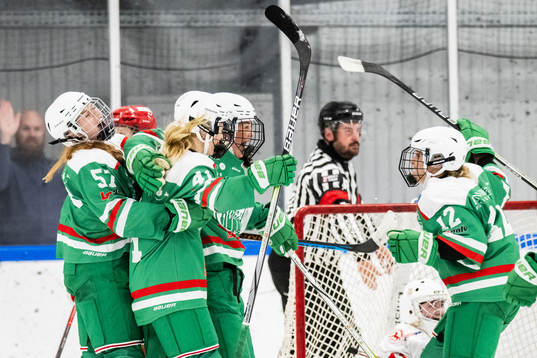 Rögles Emilia Rydell jublar med Emily Gustafson och Wilma