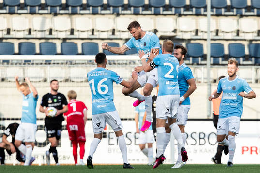 Gefles Leo Englund jublar med lagkamrater