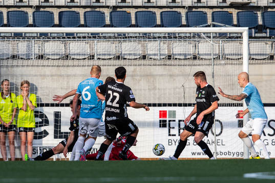 Gefles Leo Englund gör 2-1 bakom Örebros målvakt William
