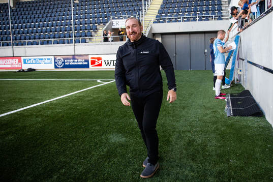 Gefles tränare Mikael Bengtsson jublar
