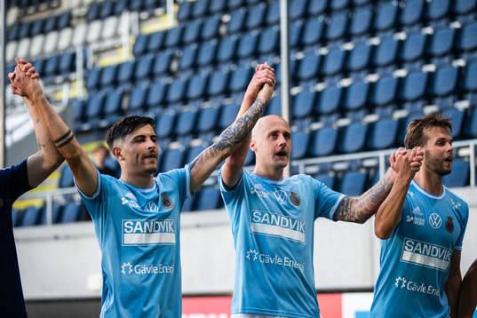 Gefles Antonio Yakoub och Anton Lundin jublar