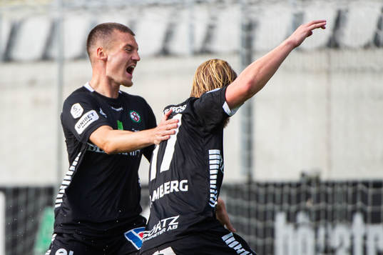 Örebros Samuel Kroon och Kalle Holmberg jublar