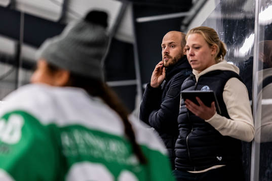 Rögles Julius Bergkvist och sportchef Nanna Holm Glaas