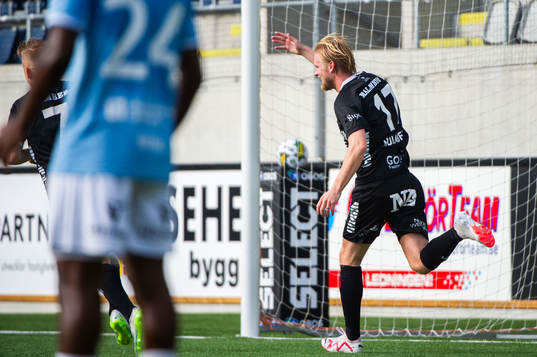 Örebros Kalle Holmberg jublar