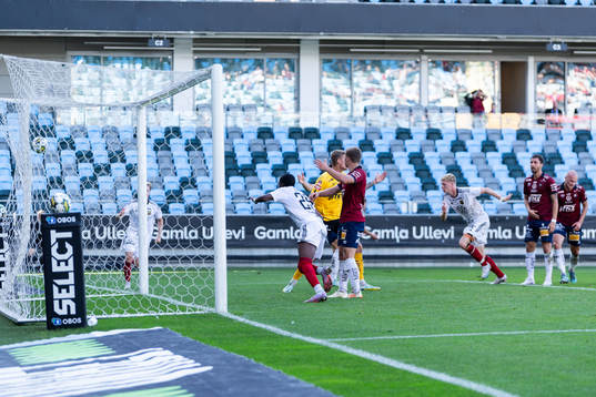 Östersunds Calvin Kabuye jublar