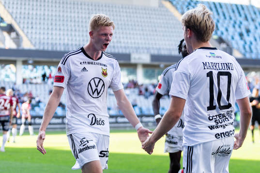 Östersunds Simon Marklund jublar med Malcolm Stolt