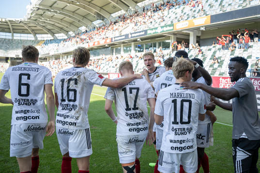 Östersunds spelare jublar