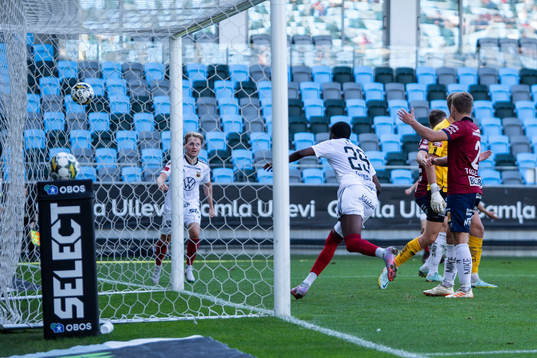 Östersunds Calvin Kabuye gör 2-1