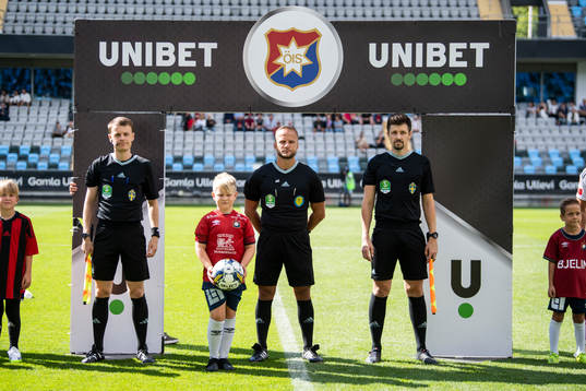 Domartrion bestående av assisterande domare Robert Nyberg,