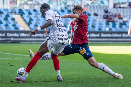 Östersunds Calvin Kabuye och Örgrytes Linus Tagesson