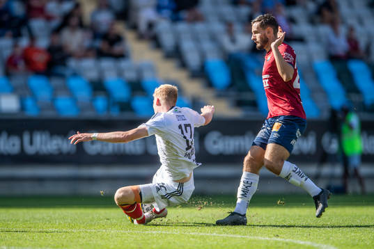 Östersunds Malcolm Stolt faller framför Örgrytes Erion