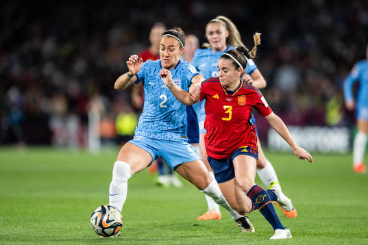 Lucy Bronze of England and Teresa Abelleira of Spain
