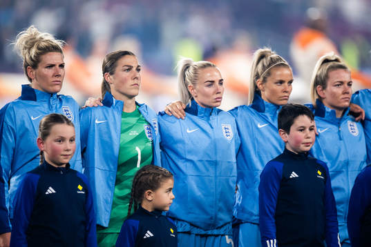 Players of England with goalkeeper Mary Earps (m)