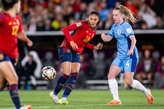 Salma Paralluelo of Spain and Keira Walsh of England