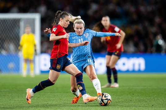 Ona Batlle of Spain and Lauren Hemp of England