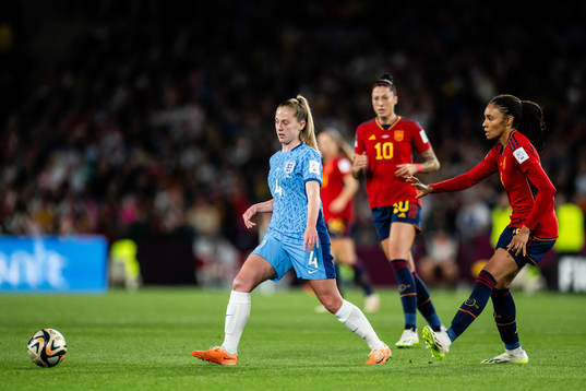 Keira Walsh of England and Salma Paralluelo of Spain