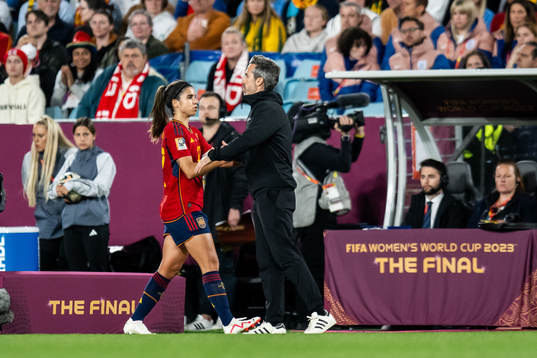Alba Redondo and Head coach Jorge Vilda of Spain
