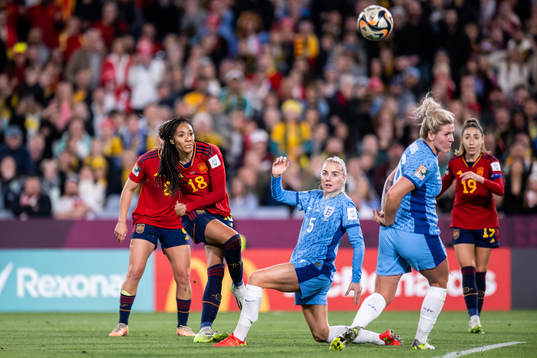 Salma Paralluelo of Spain and Alex Greenwood of England