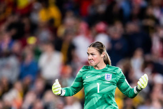 Goalkeeper Mary Earps of England celebrates
